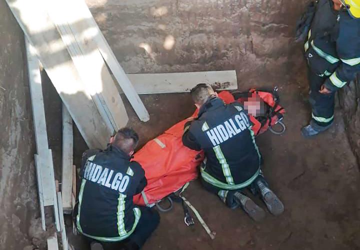 Bomberos rescatan a pareja que cayó en cisterna