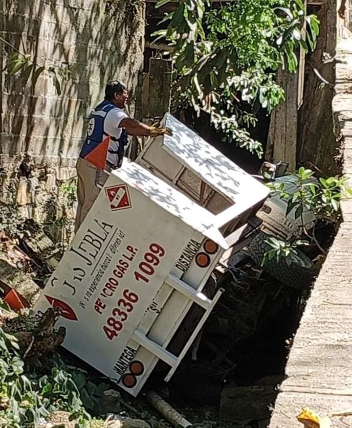 Camioneta cayó a arroyo