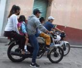 Motociclistas ponen en riesgo a infantes