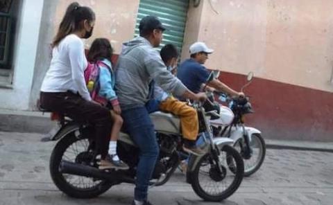Motociclistas ponen en riesgo a infantes
