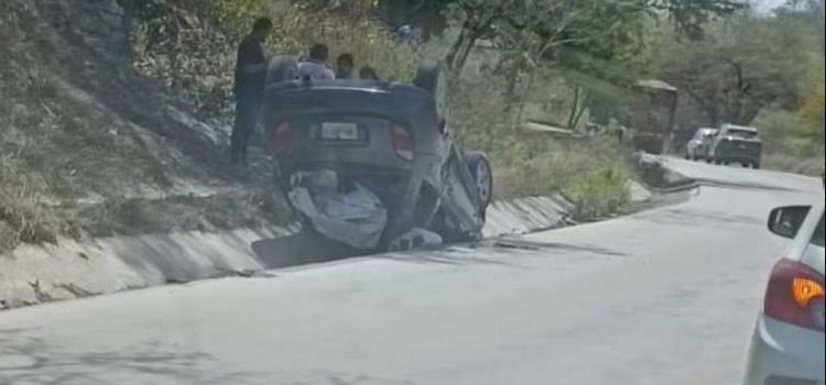 Camión volcó un automóvil