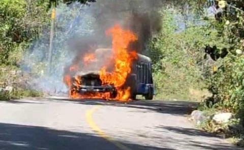 Camioneta quedó calcinada; llevaba caballos