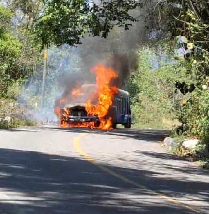 Camioneta quedó calcinada; llevaba caballos