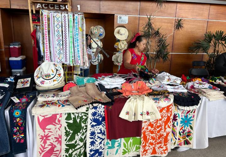 Gran interés despertó exhibición del tenango más grande del mundo