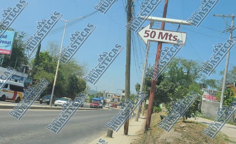 Poste de Telmex a punto de caer