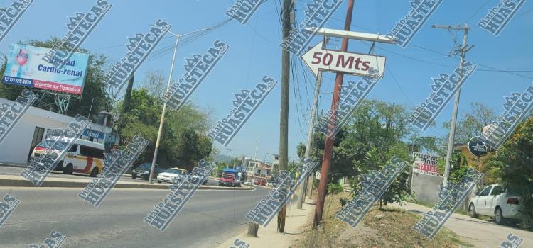 Poste de Telmex a punto de caer