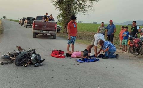 DOS LESIONADOS AL CHOCAR MOTO