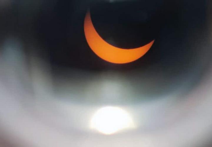Más de 200 personas se dieron cita en Citnova para el avistamiento del eclipse solar