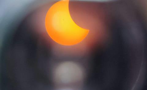 Más de 200 personas se dieron cita en Citnova para el avistamiento del eclipse solar