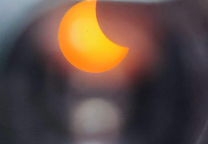 Más de 200 personas se dieron cita en Citnova para el avistamiento del eclipse solar