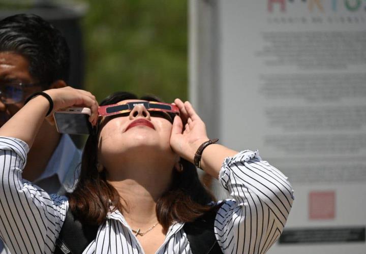 Más de 200 personas se dieron cita en Citnova para el avistamiento del eclipse solar