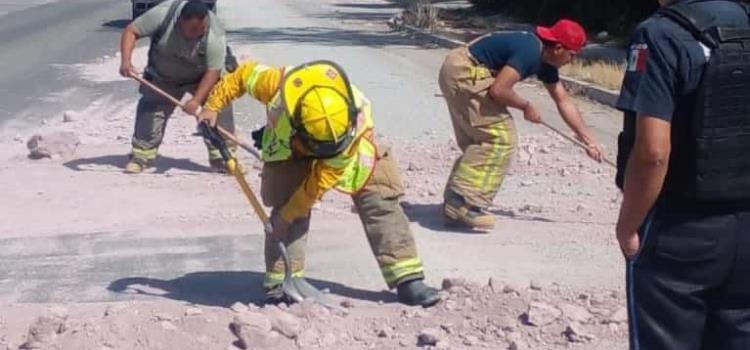 Camionero dejó tierra regada