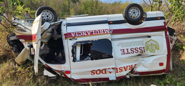 VOLCÓ AMBULANCIA EN LA AUTOPISTA