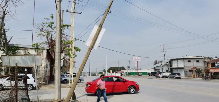 Poste a punto de caer en avenida Universidad