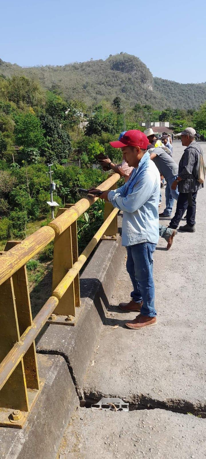 Colaboraron vecinos en la remodelación del puente en Zoquitipa