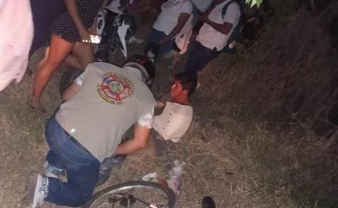 Se estrelló motocicleta contra un ciclista