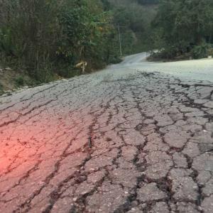 Carretera en vía alterna en Palictla se deteriora