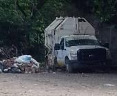 Camión descompuesto es usado como basurero y hotel