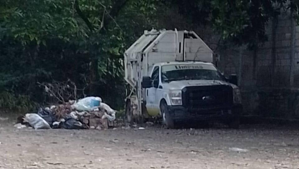 Camión descompuesto es usado como basurero y hotel

