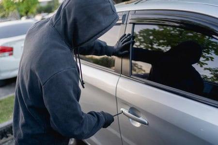 Ladrones robaron  cartera de un auto