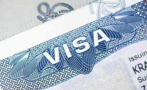 Alertan por falsos gestores de visas