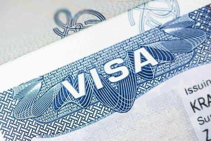 Alertan por falsos gestores de visas
