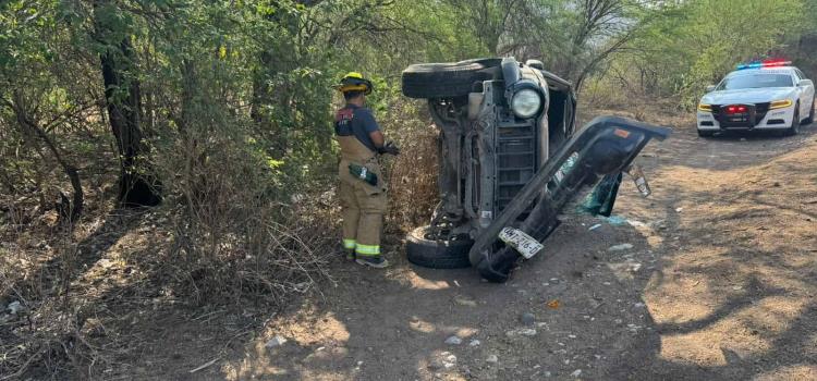 Dos lesionados en volcadura