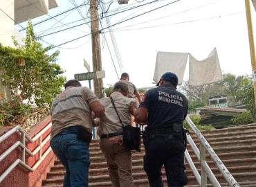 Hombre resulta herido tras caída en escaleras