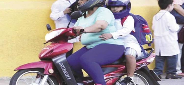Prohibirán menores de 12 años en moto