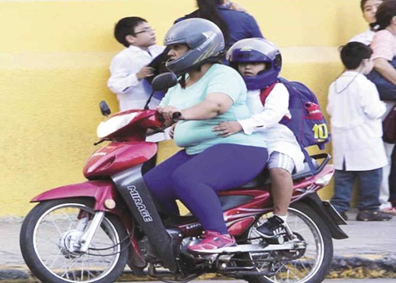 Prohibirán menores de 12 años en moto
