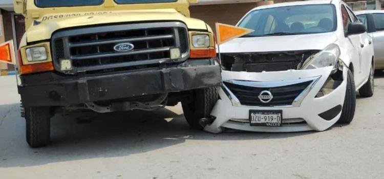 Camioneta blindada chocó contra auto          