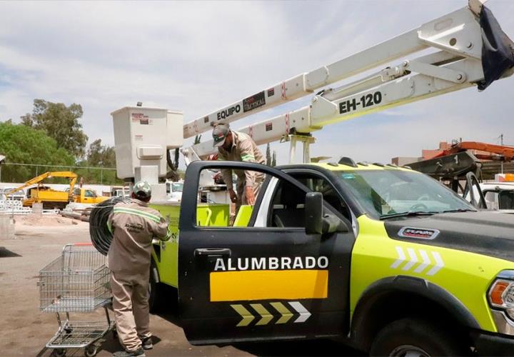 Trabajan en daños al alumbrado público