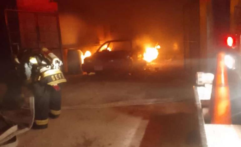 AUTO ARDIÓ  EN LLAMAS