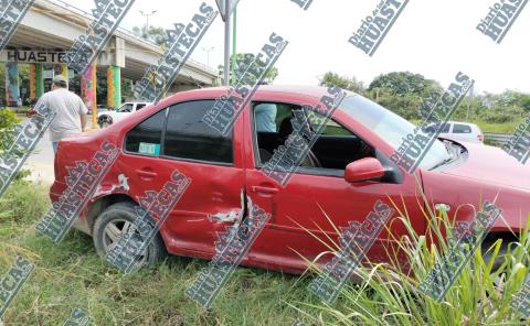 
Jetta se impactó contra patrulla

