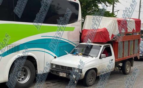 Camioneta se impacto Vs. Autobús