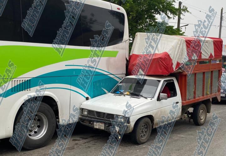 Camioneta se impacto Vs. Autobús