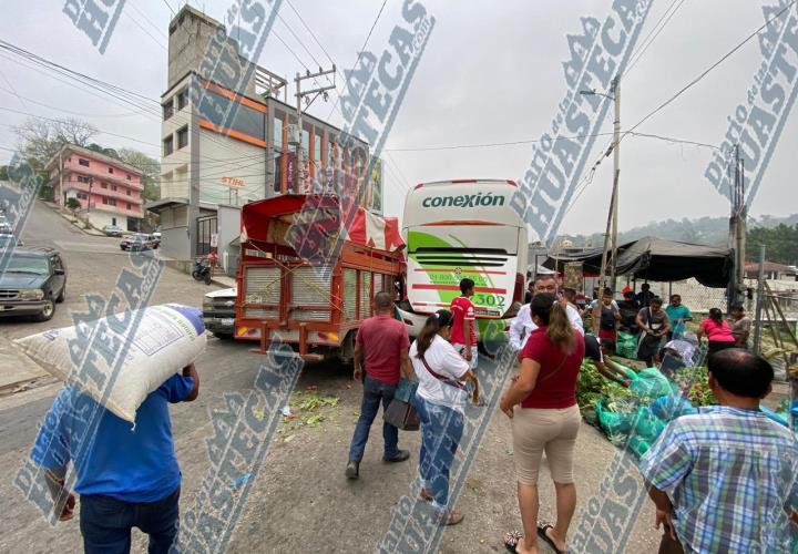 Camioneta se impacto Vs. Autobús