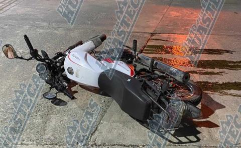 Mujer fall3c10 en accidente de moto