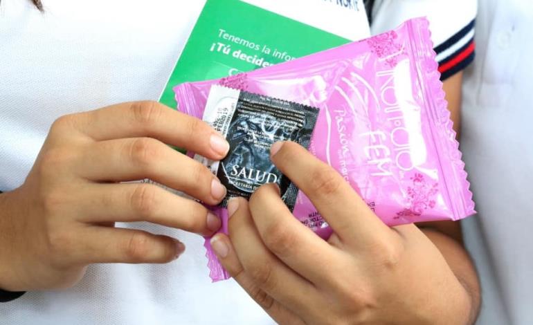 Dotan a los jóvenes de "condones" y métodos anticonceptivos