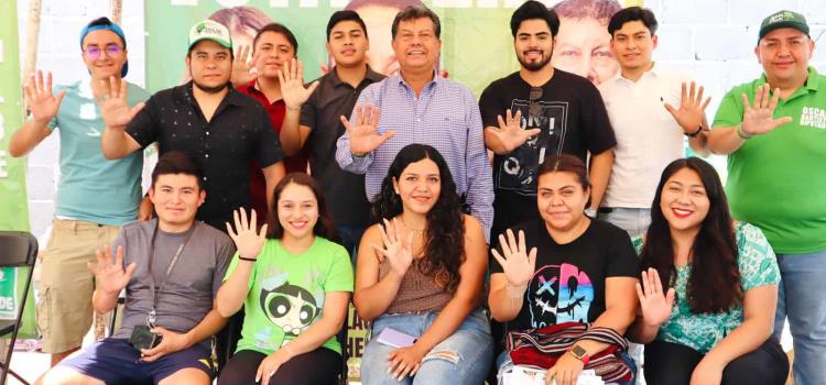 Óscar Bautista se reúne con jóvenes estudiantes