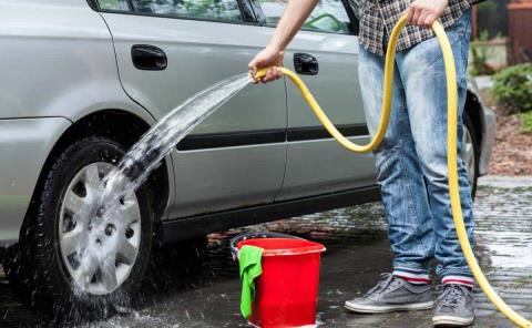 Ciudadanos preocupados por el desperdicio de agua en los autolavados