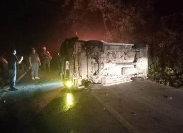 Vuelca ambulancia y deja tres heridos en Chapulhuacanito
