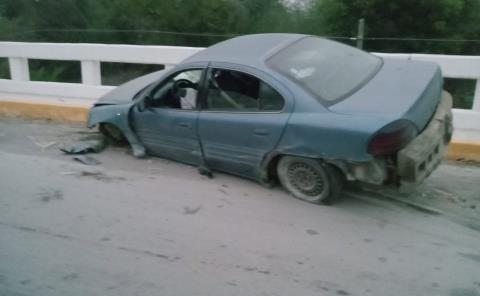 Chocó auto contra barra de contención