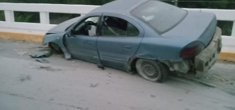 Chocó auto contra barra de contención