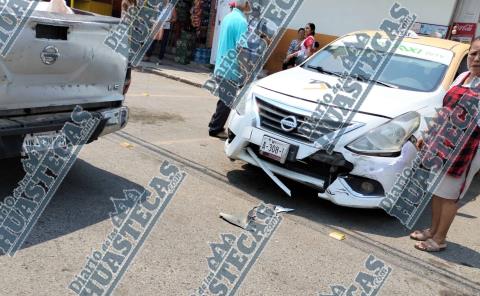 Camioneta chocó contra un taxi