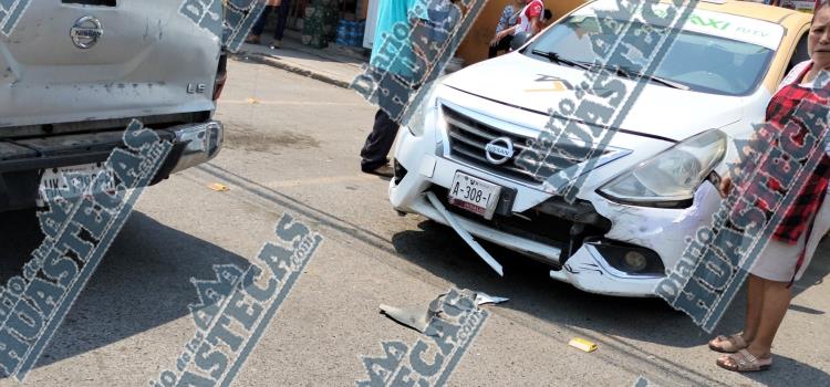 Camioneta chocó contra un taxi