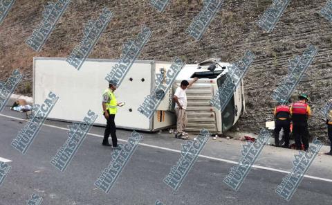 Camión DIMASA quedó ladeado

