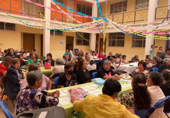 Adultas mayores festejan Día de las Madres