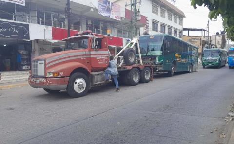 Remolcan autobús con falla mecánica en el Boulevard 20 de Noviembre