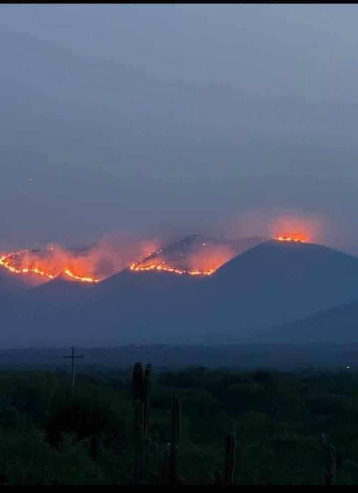 A Dios claman ayuda para extinguir incendio